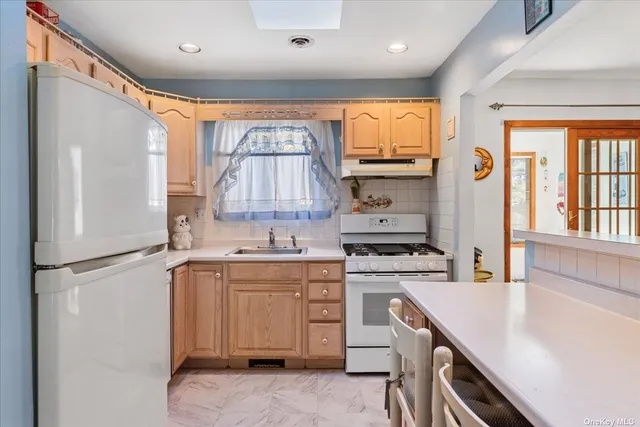 $749,000 | 3 Capri Gate, Plainview, NY 11803