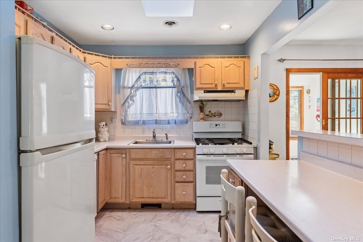 3 Capri Gate Plainview, NY 11803 - Photo 4 of 30