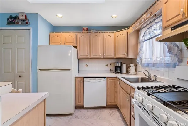 $749,000 | 3 Capri Gate, Plainview, NY 11803