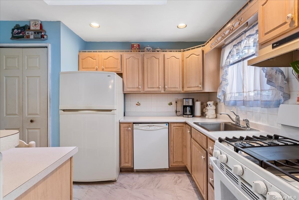 3 Capri Gate Plainview, NY 11803 - Photo 5 of 30