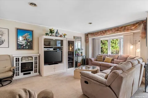 $749,000 | 3 Capri Gate, Plainview, NY 11803