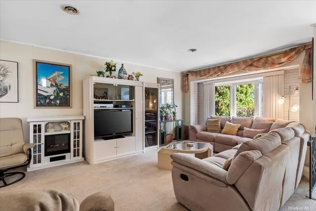 $749,000 | 3 Capri Gate, Plainview, NY 11803