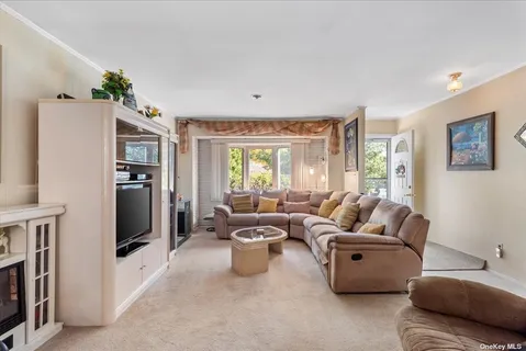 $749,000 | 3 Capri Gate, Plainview, NY 11803