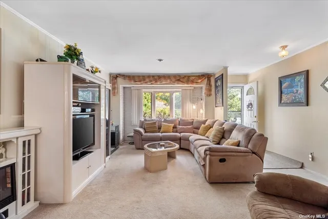 $749,000 | 3 Capri Gate, Plainview, NY 11803