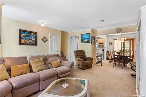 $749,000 | 3 Capri Gate, Plainview, NY 11803