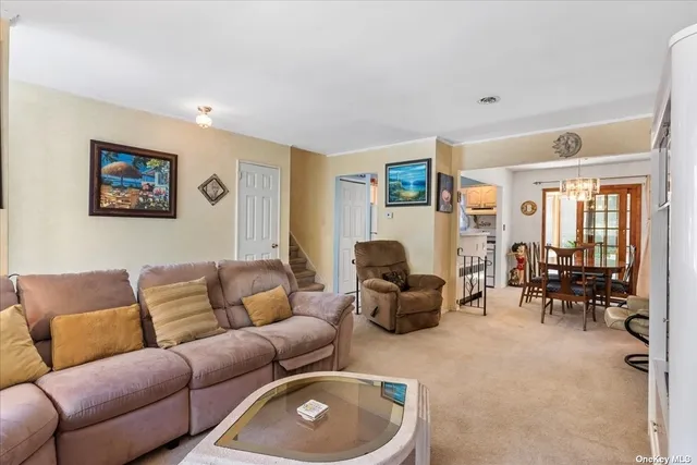 $749,000 | 3 Capri Gate, Plainview, NY 11803