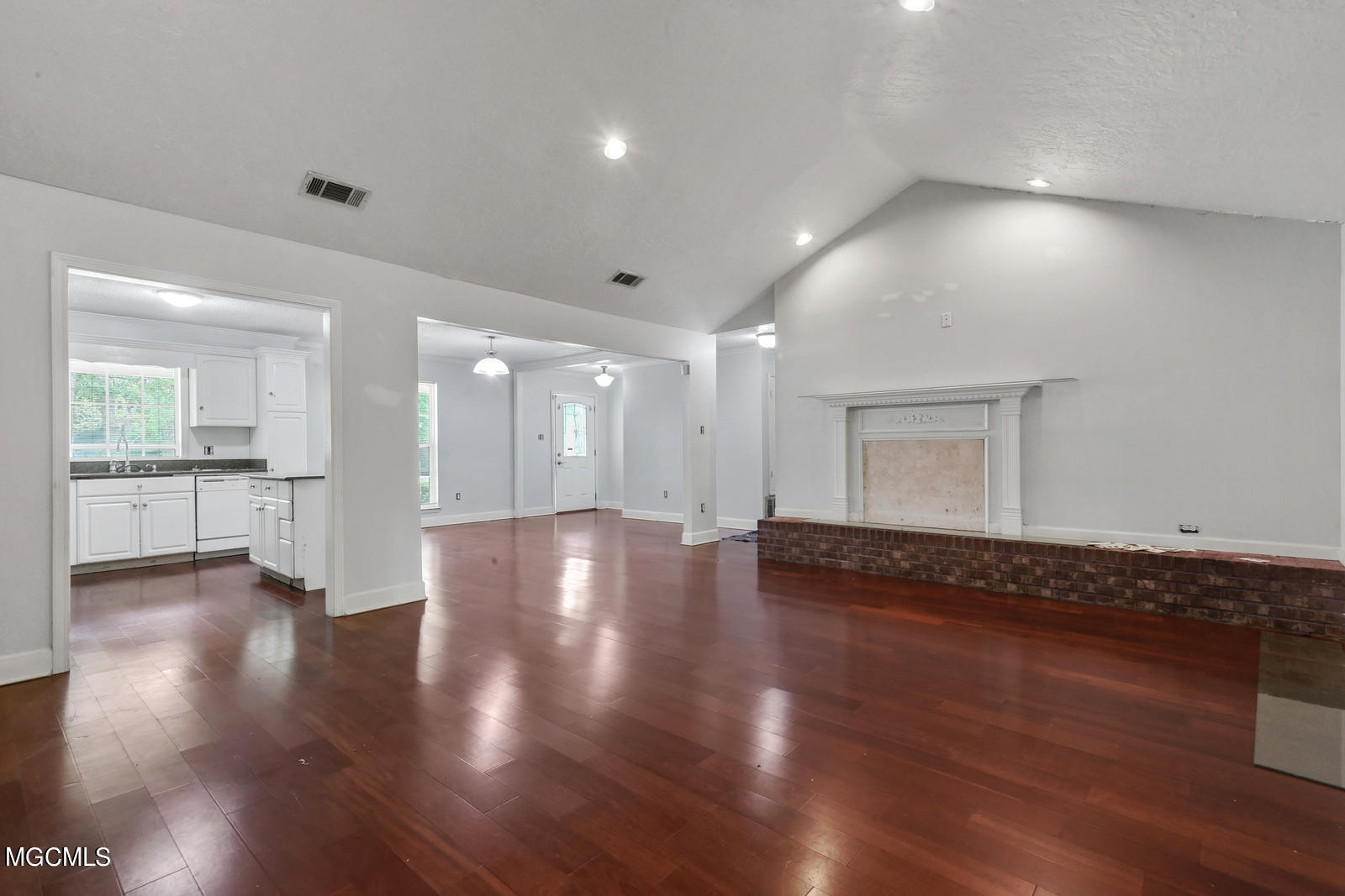 3219 Bellview Avenue Moss Point, MS 39563 - Photo 9 of 11 Living Room