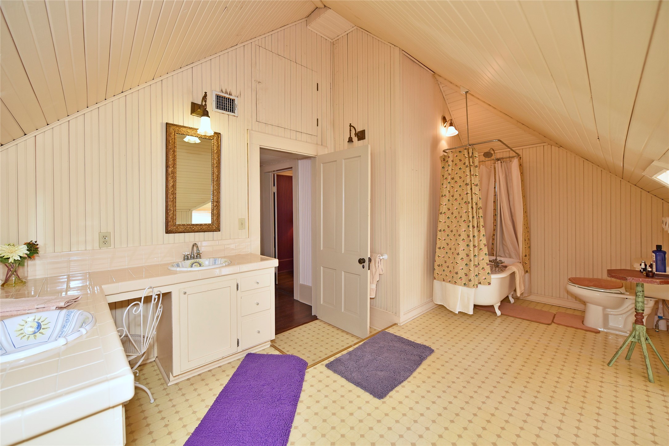 315 Cedar Street New Ulm, TX 78950 - Photo 21 of 50 a spacious bathroom with a double vanity sink a mirror and a bathtub