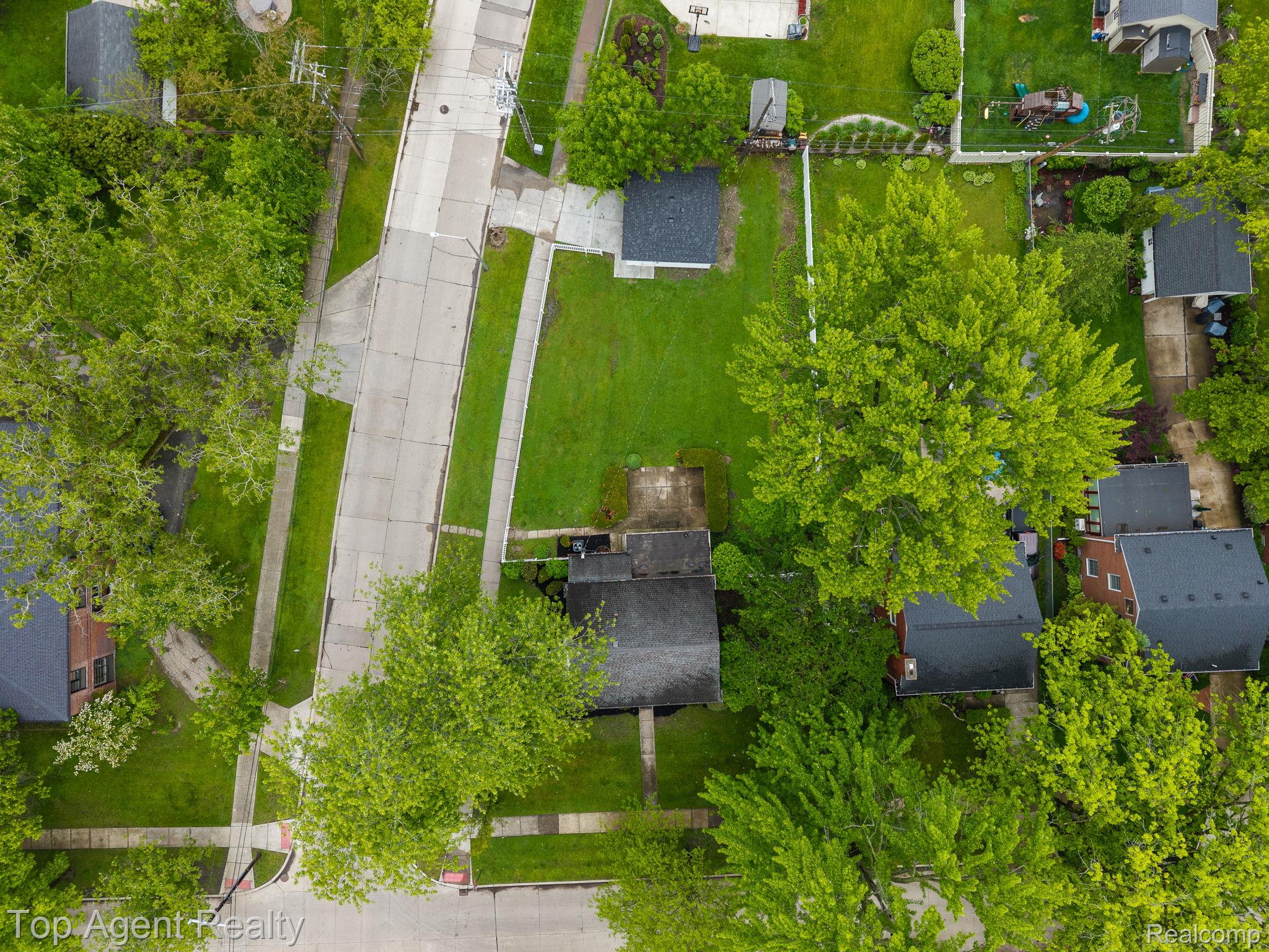 1894 Broadstone Road Grosse Pointe, MI 48236 - Photo 46 of 60 46-web-or-mls-1894 Broadstone Rd_051.jpg