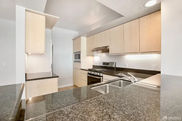 $5,900 | 219 Brannan Street, Unit 7J, San Francisco, CA 94107