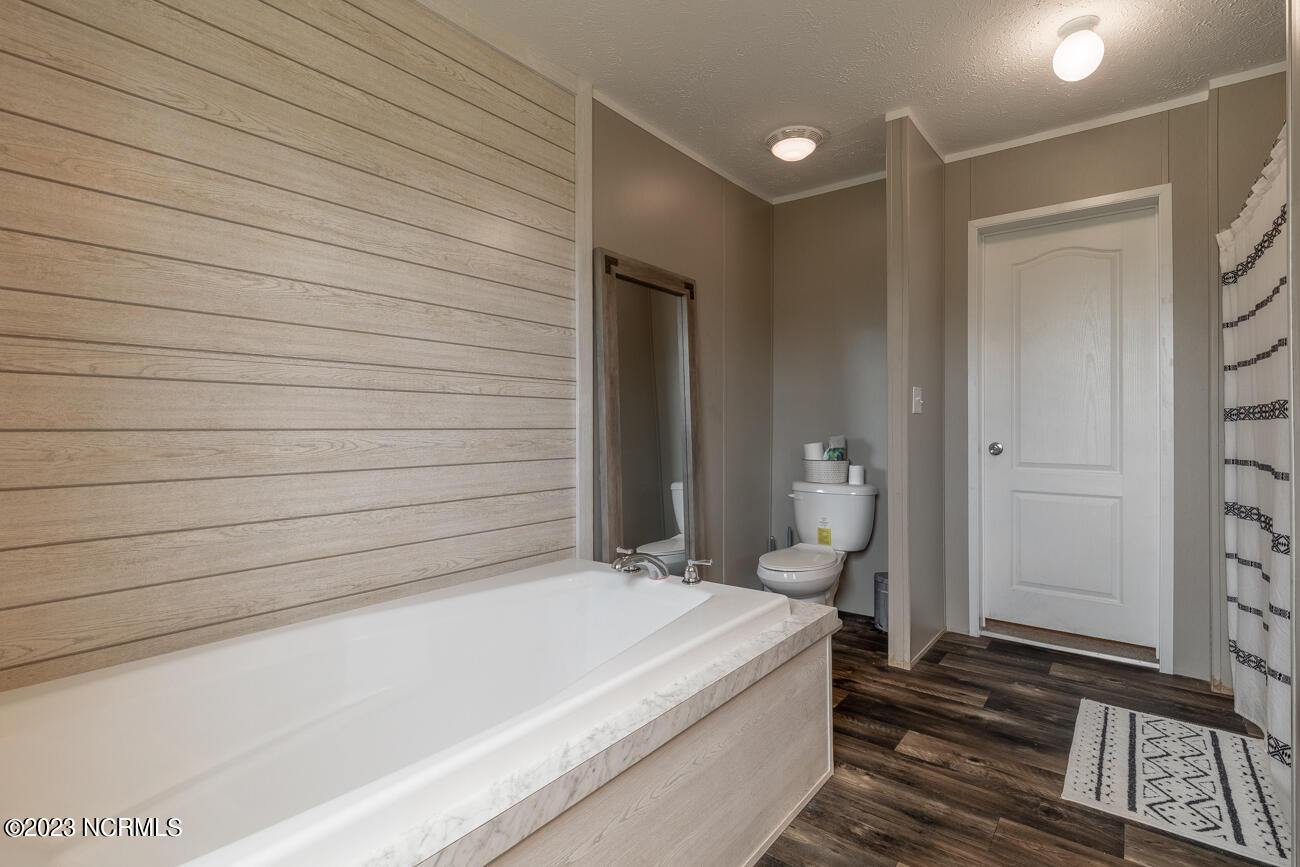 142 Davis Road Richlands, NC 28574 - Photo 18 of 34 Master Bath