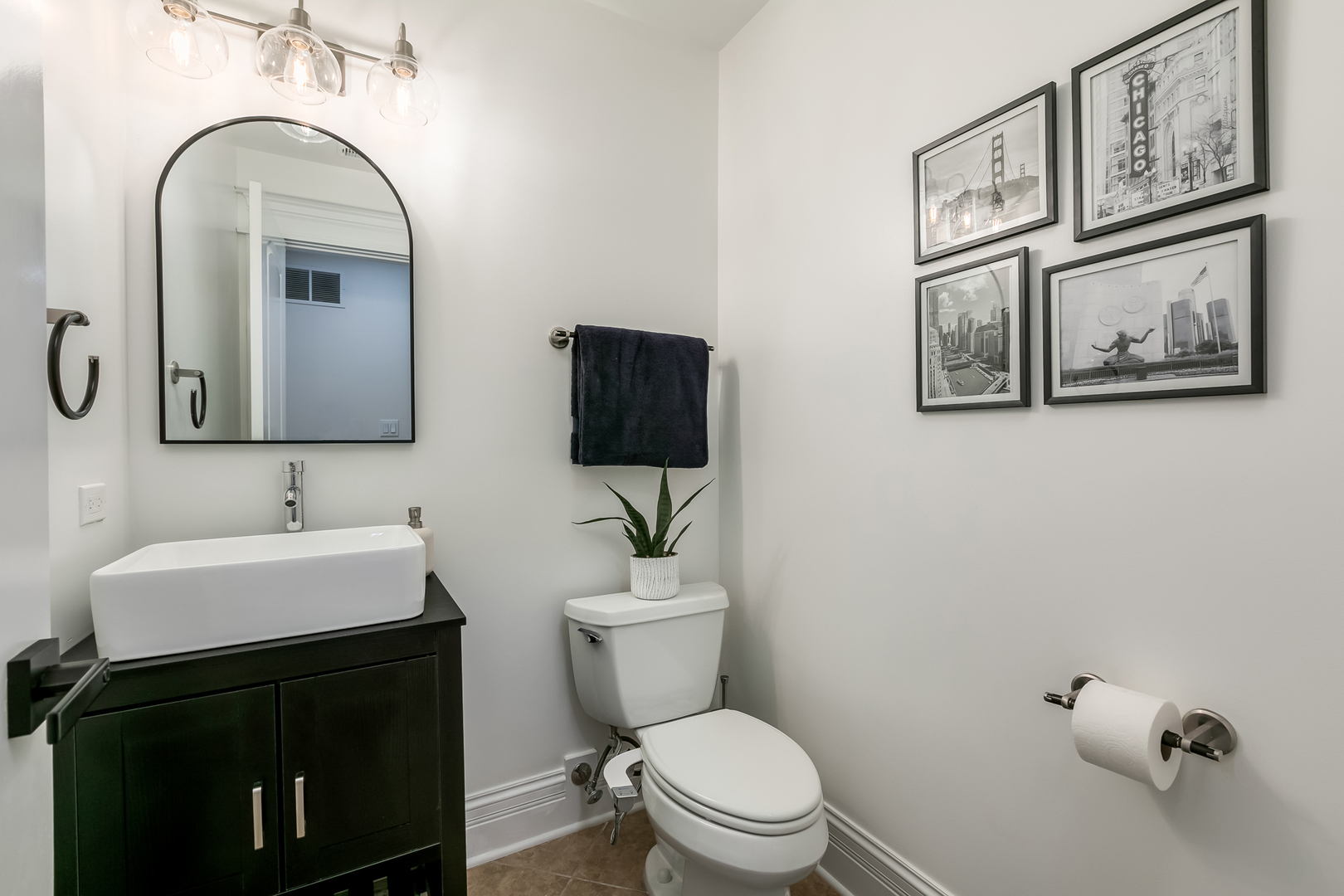 463 Summit Avenue, Unit D Park Ridge, IL 60068 - Photo 18 of 30 a bathroom with a toilet a sink and mirror