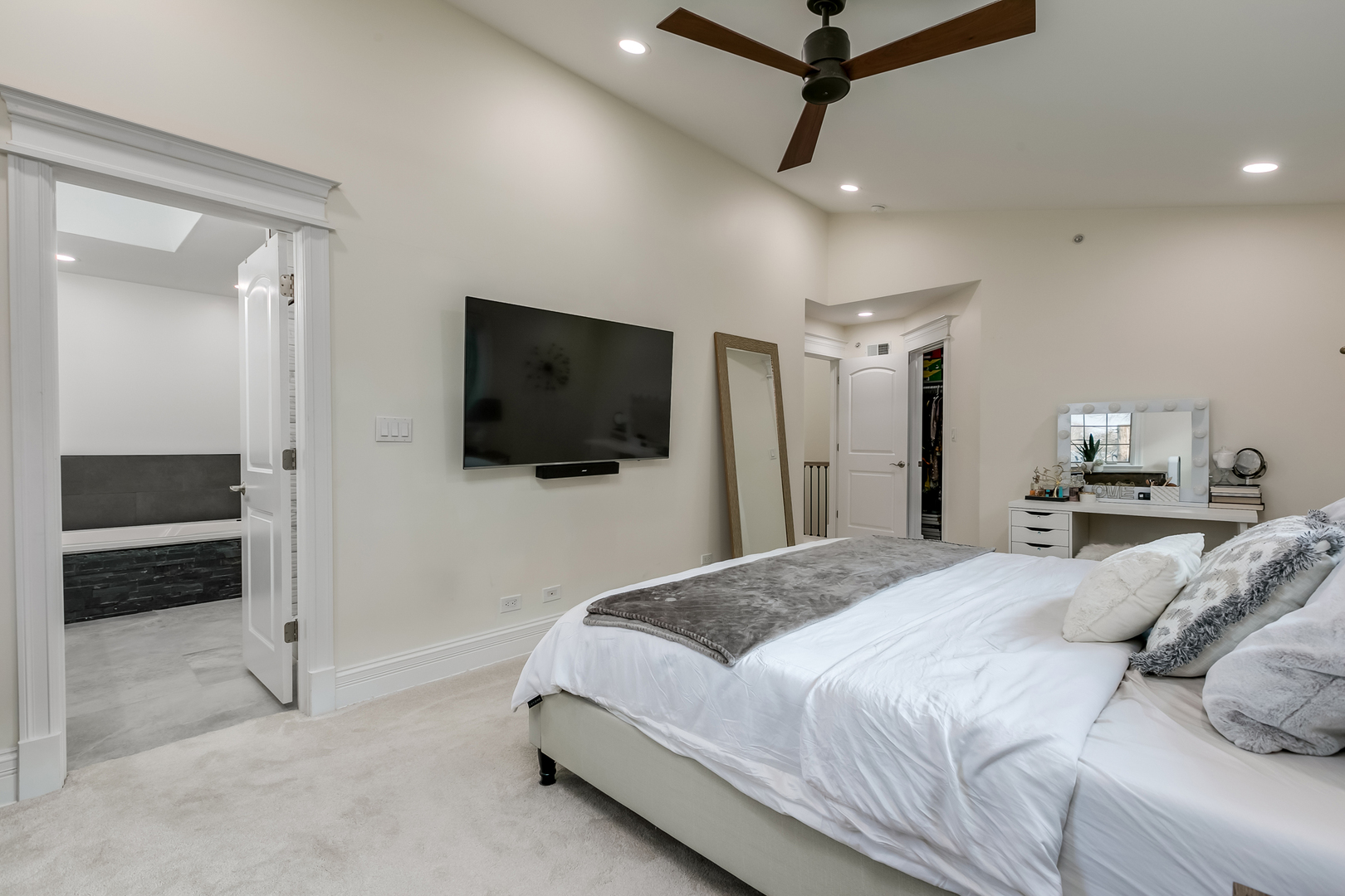 463 Summit Avenue, Unit D Park Ridge, IL 60068 - Photo 21 of 30 a spacious bedroom with a bed and a flat screen tv