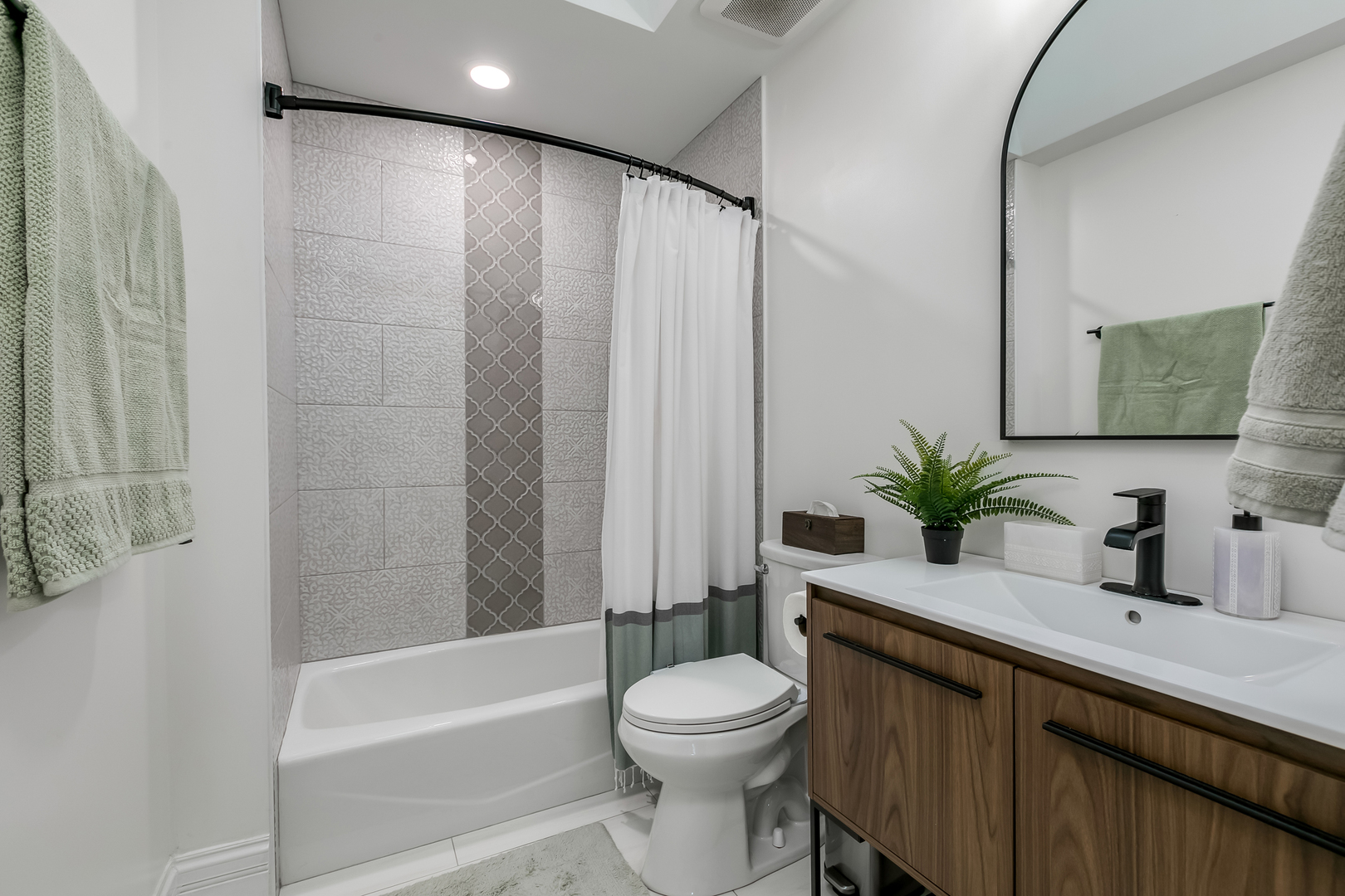 463 Summit Avenue, Unit D Park Ridge, IL 60068 - Photo 27 of 30 a bathroom with a sink a toilet a tub and shower