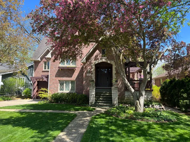 $899,904 | 709 Prospect Avenue, Barrington, IL 60010
