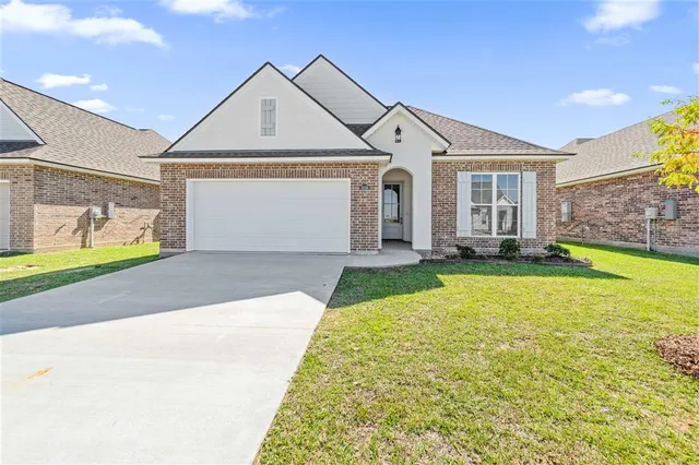 $286,999 | 3056 Southern Trace Dr Lake, Lake Charles, LA 70607