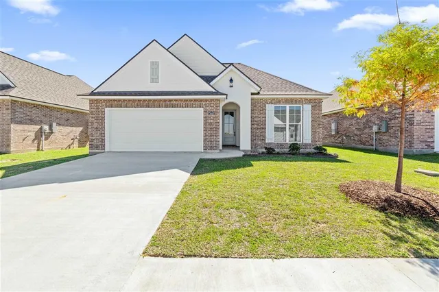 $286,999 | 3056 Southern Trace Dr Lake, Lake Charles, LA 70607