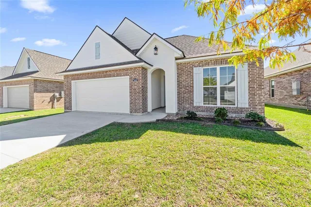 $286,999 | 3056 Southern Trace Dr Lake, Lake Charles, LA 70607