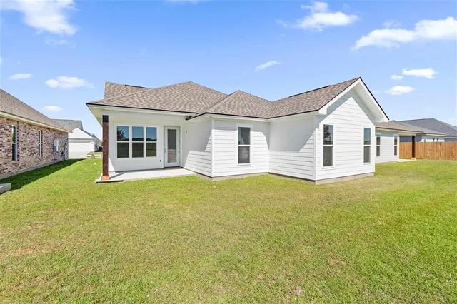 $286,999 | 3056 Southern Trace Dr Lake, Lake Charles, LA 70607