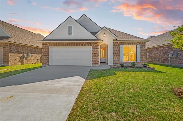 $286,999 | 3056 Southern Trace Dr Lake, Lake Charles, LA 70607