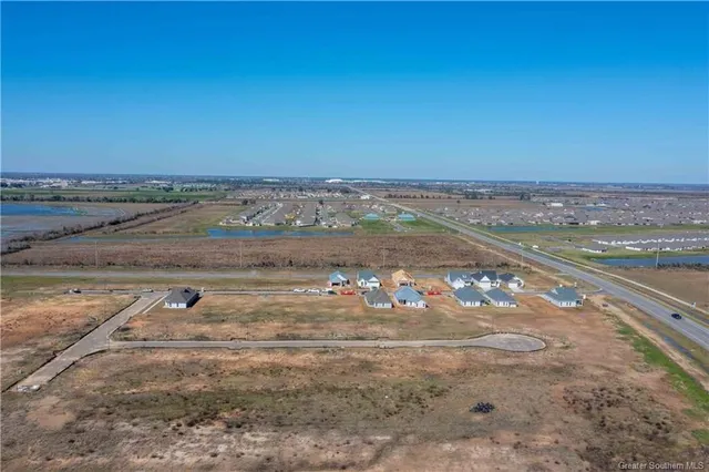 $286,999 | 3056 Southern Trace Dr Lake, Lake Charles, LA 70607