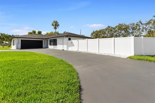 $547,000 | 5202 Elm Court, Cape Coral, FL 33904