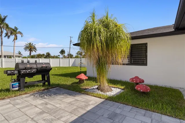 $547,000 | 5202 Elm Court, Cape Coral, FL 33904