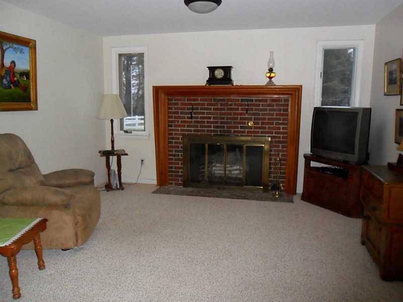 160 Old County Road Pittston, ME 04345 - Photo 11 of 35 Living Room.