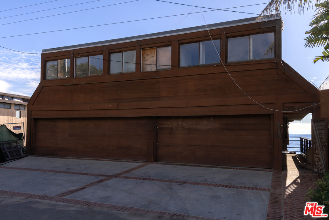 25266 Malibu Road Malibu, CA 90265 - Photo 15 of 15 a front view of a house