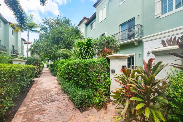 a view of a pathway with house on both side