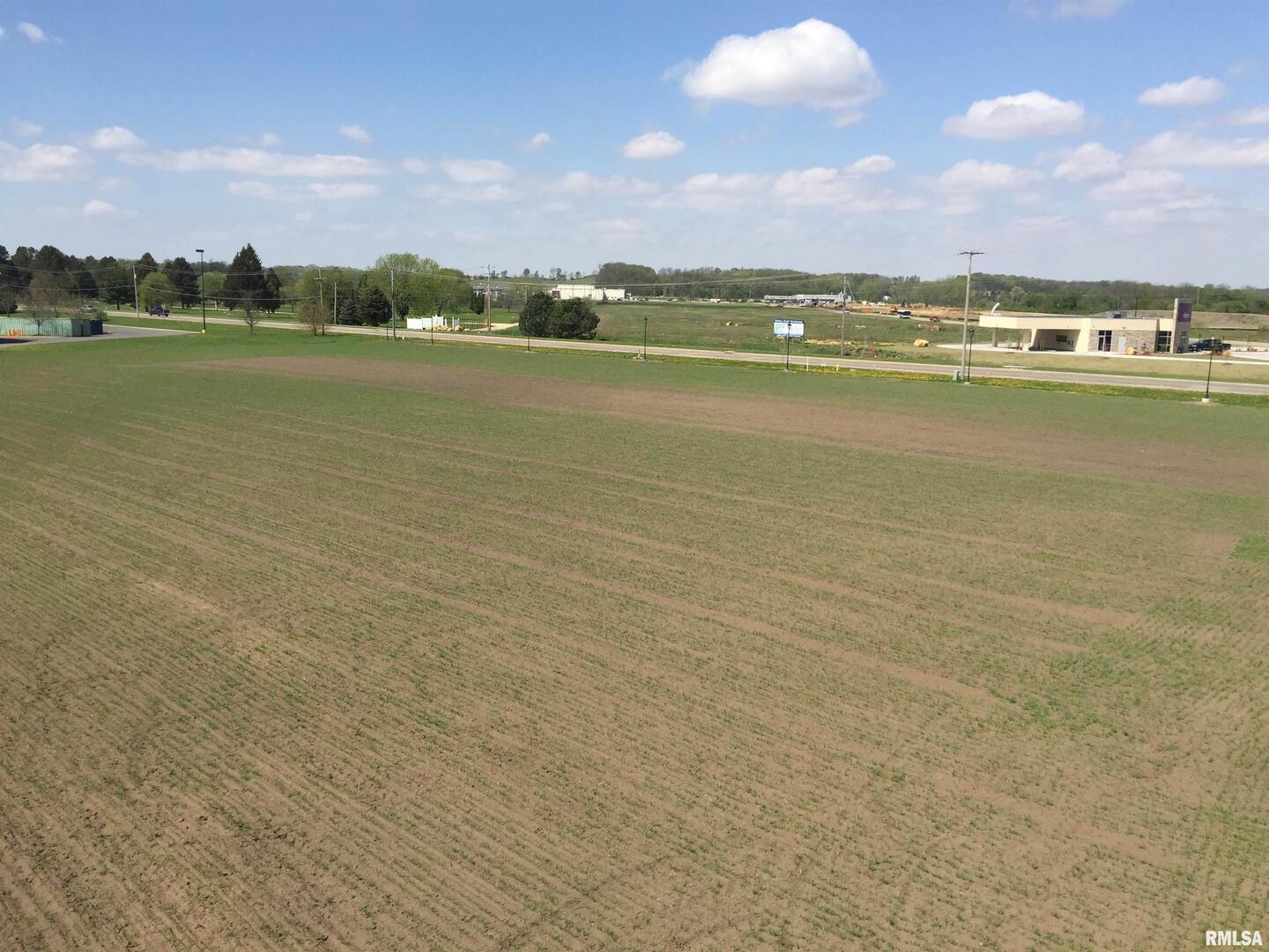 2401 Manufacturing Drive Clinton, IA 52732 - Photo 12 of 17 a view of an ocean and beach