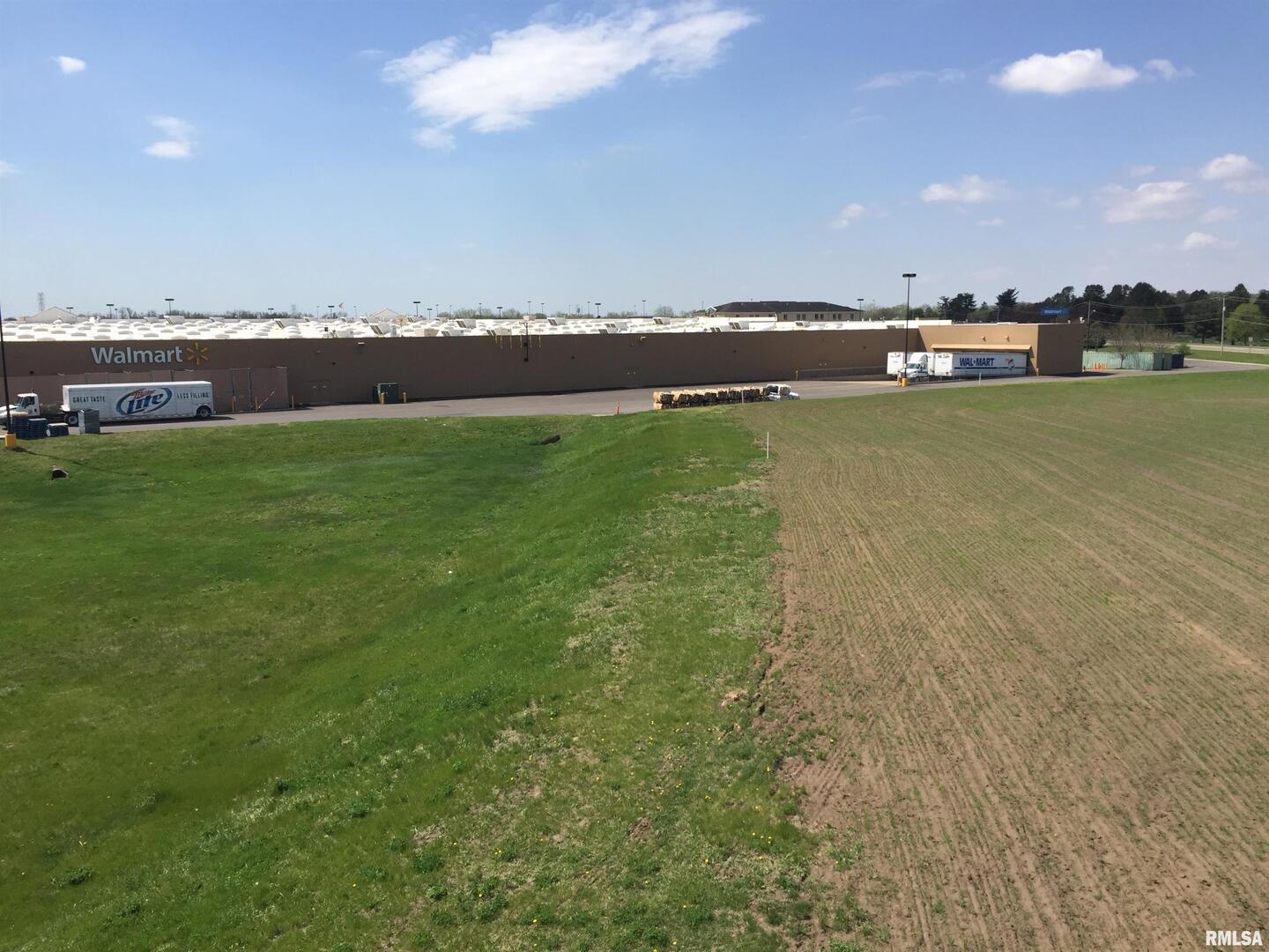 2401 Manufacturing Drive Clinton, IA 52732 - Photo 14 of 17 a view of an ocean and city