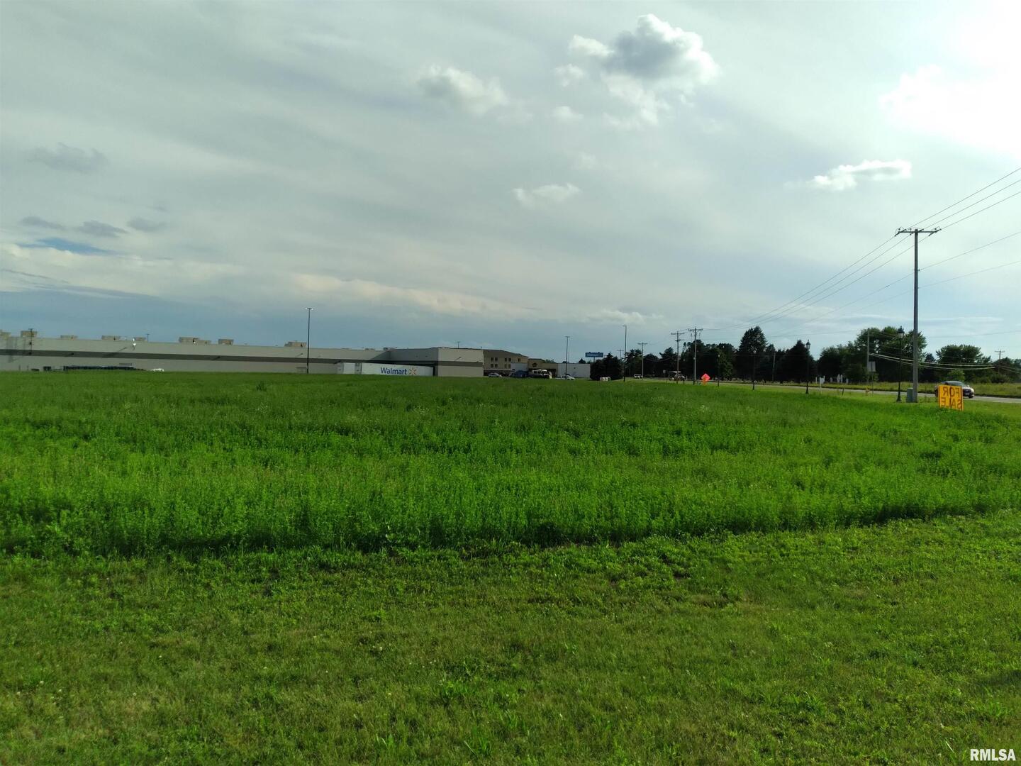 2401 Manufacturing Drive Clinton, IA 52732 - Photo 4 of 17 a view of a grassy field