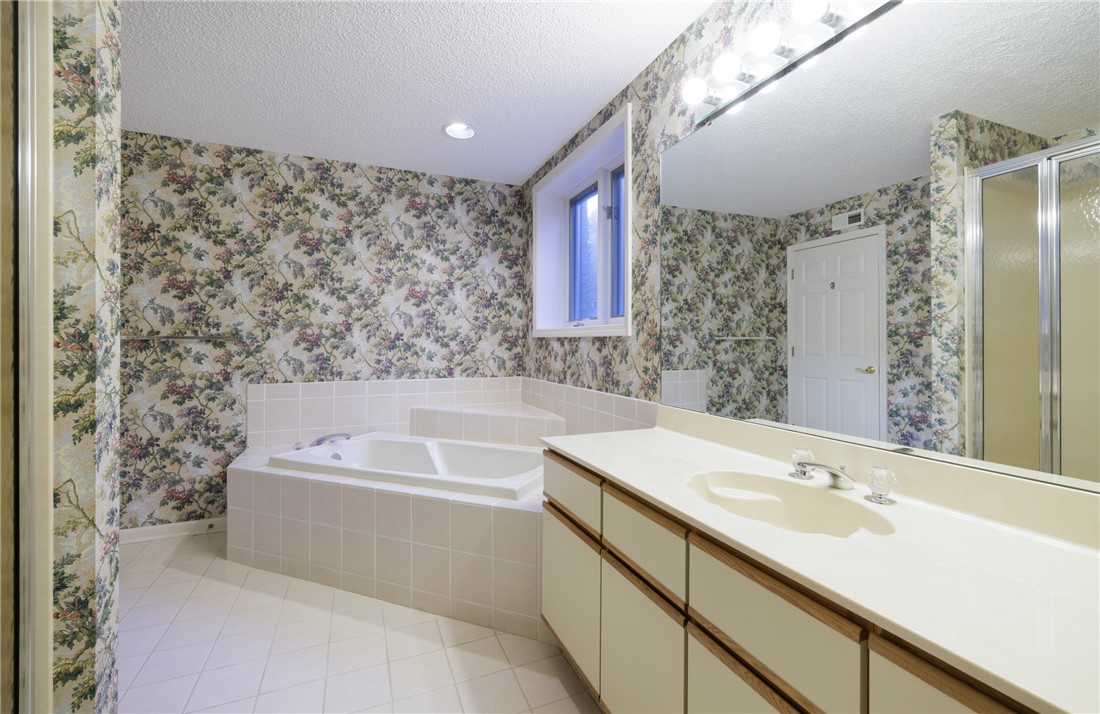 47 Gulf Stream Lane Salem, SC 29676 - Photo 19 of 48 This primary bathroom features a soaking tub, double vanity, and a separate shower.