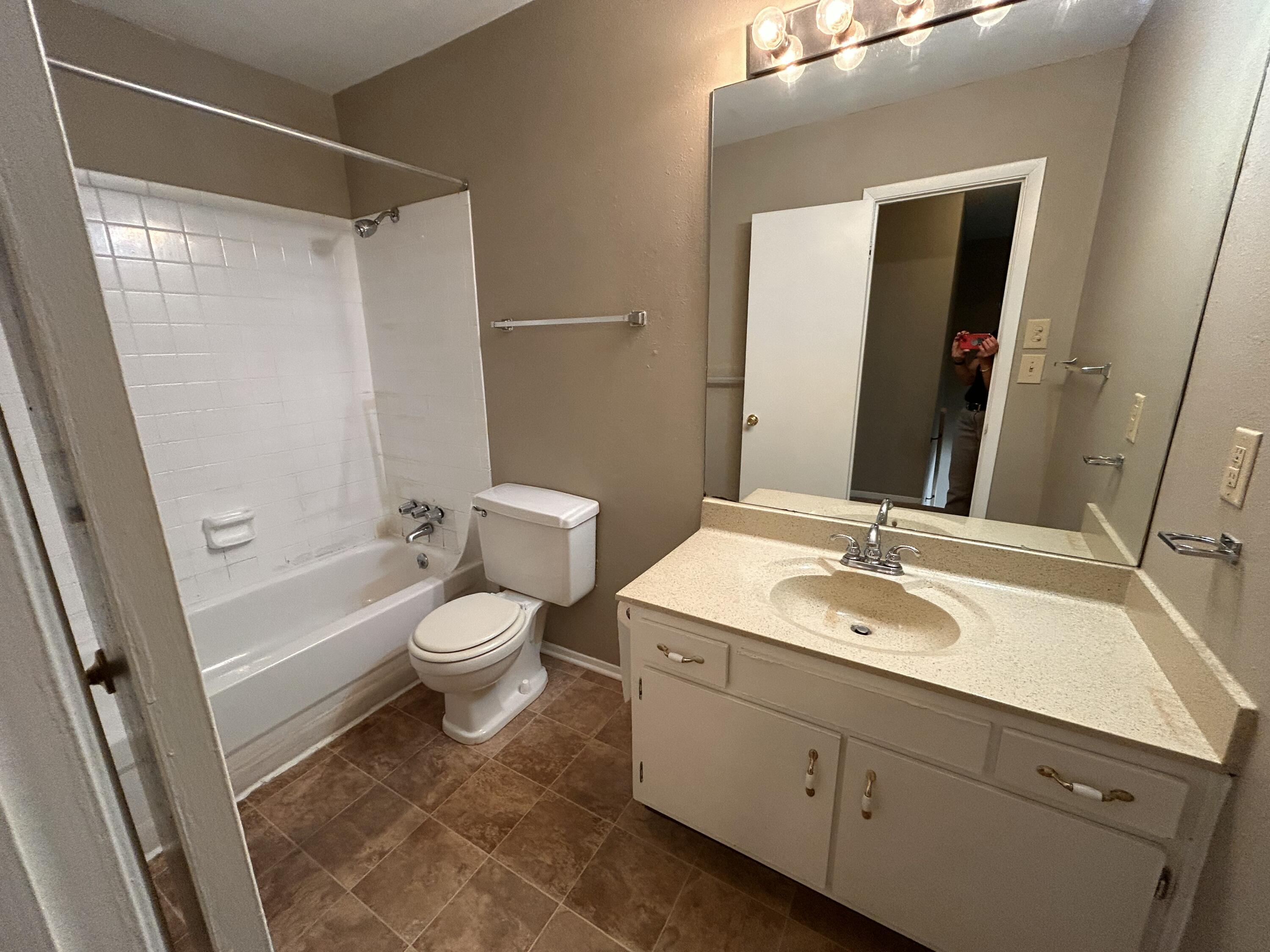 900 Mountain Creek Road, Unit D59 Chattanooga, TN 37405 - Photo 11 of 20 MASTER BATH