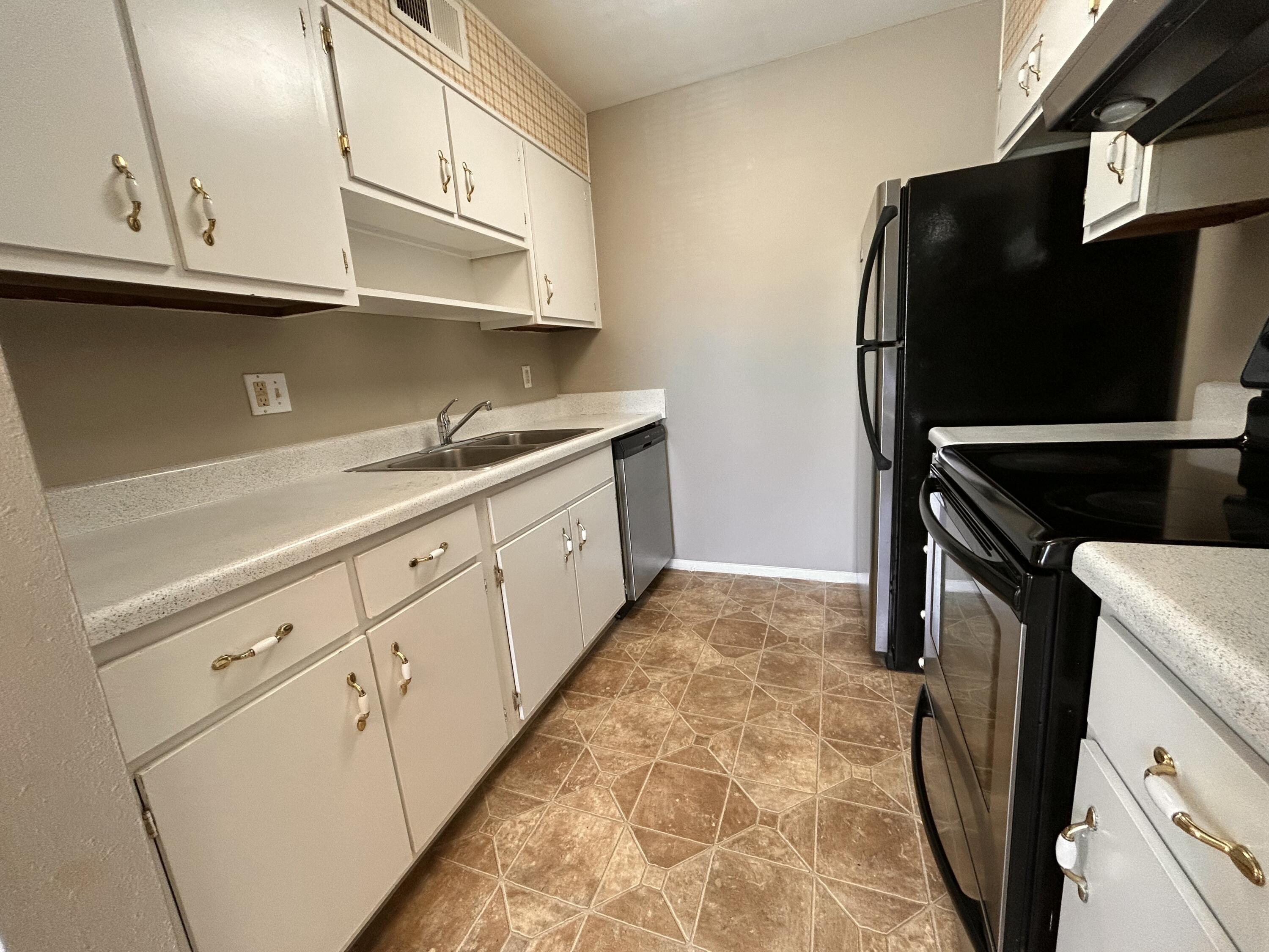 900 Mountain Creek Road, Unit D59 Chattanooga, TN 37405 - Photo 6 of 20 KITCHEN