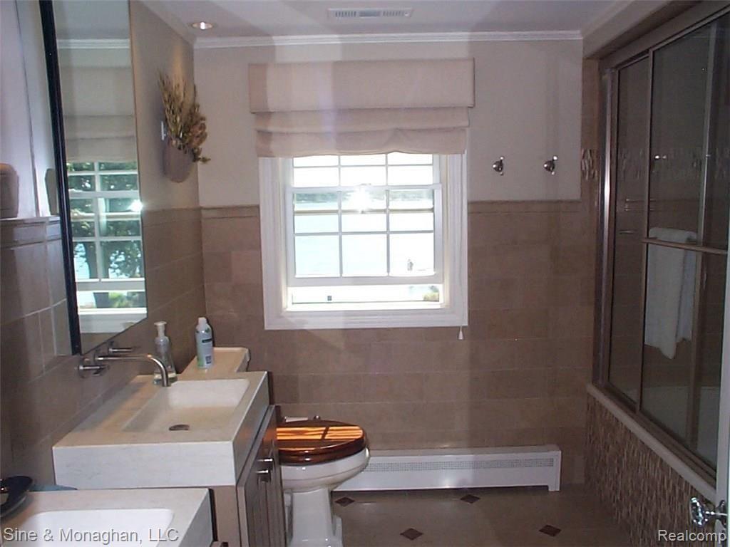 962 North Riverside Avenue St. Clair, MI 48079 - Photo 20 of 99 20 FULL MAIN BATH UP 962 N RIVERSIDE.JPG
