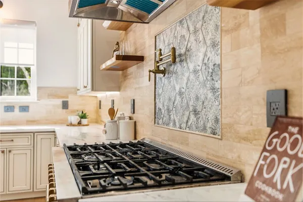 a bath room with a toilet and a bath tub