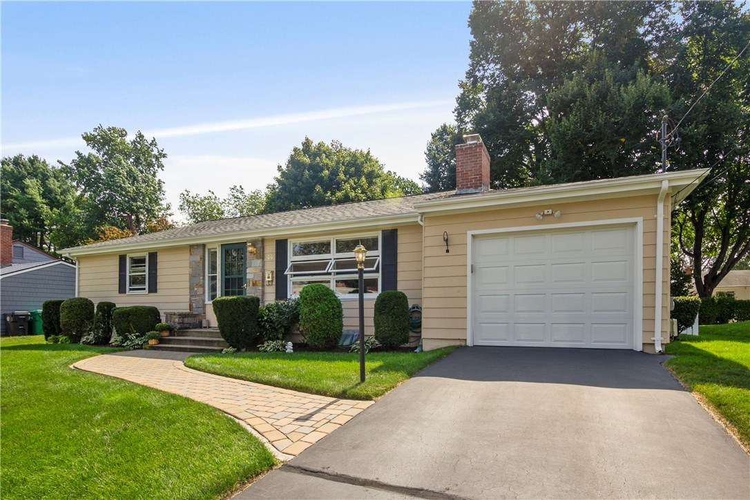 44 Barstow Road Warwick, RI 02888 - Photo 3 of 20