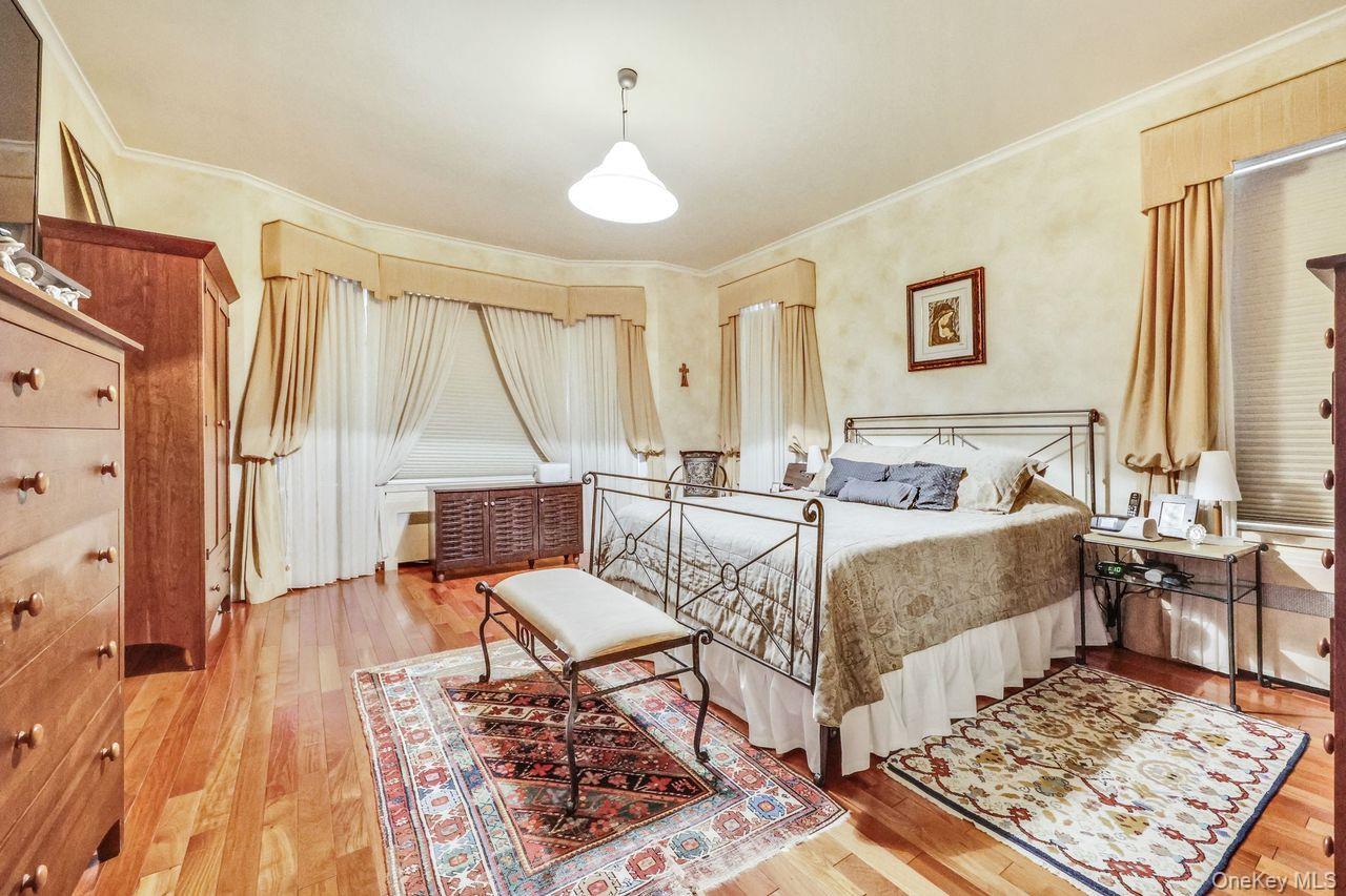 101 Harold Road Woodmere, NY 11598 - Photo 8 of 33 a living room with a bed and a table