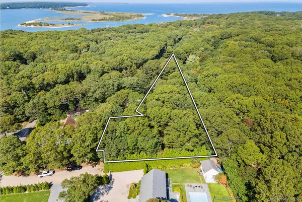 $995,000 | 4 Calvin Street, East Hampton, NY 11937