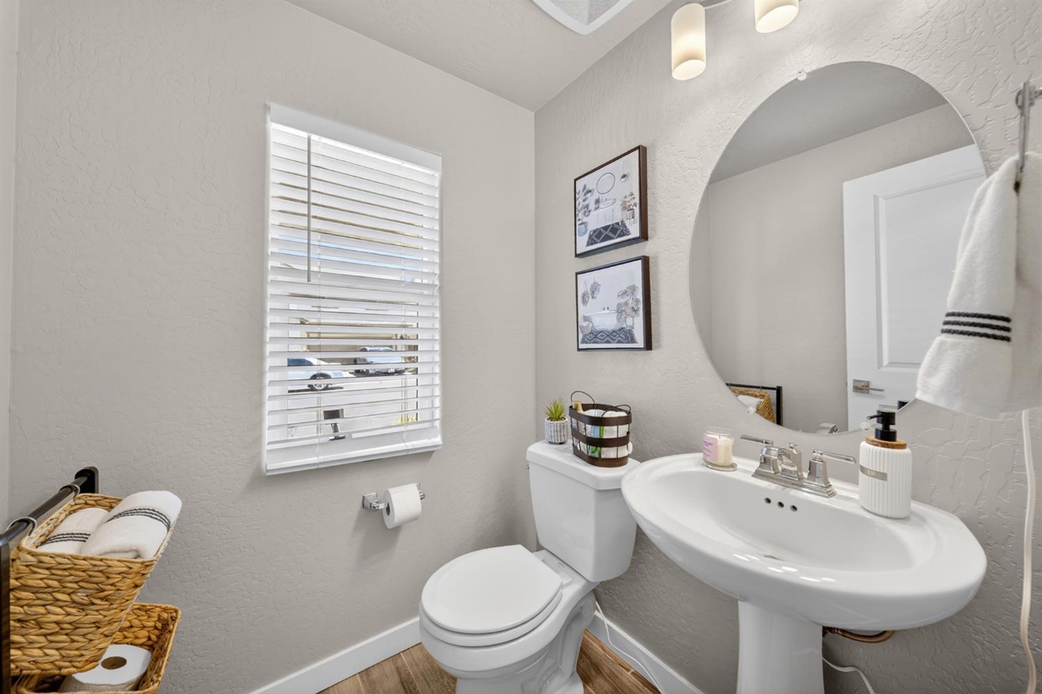 4219 North Reed Avenue Fresno, CA 93723 - Photo 18 of 38 Downstairs Bathroom