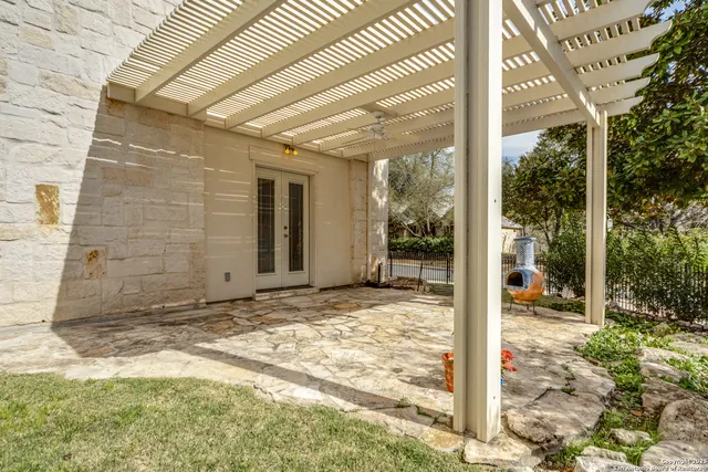 a view of a entrance door of the house