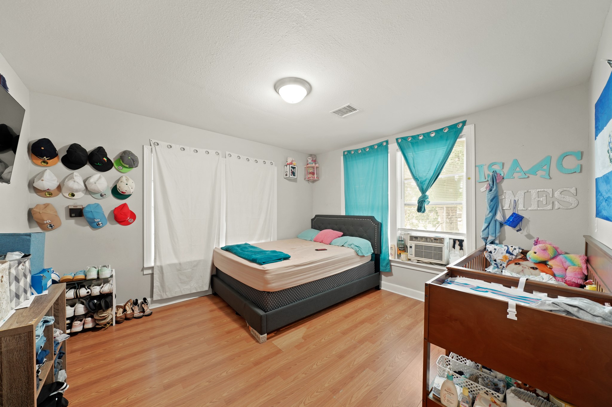 5307 Crane Street Houston, TX 77026 - Photo 12 of 41 a living room with furniture and a large window