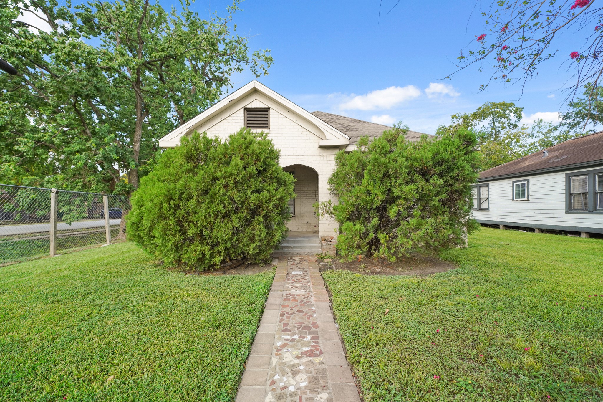 5307 Crane Street Houston, TX 77026 - Photo 2 of 41 a front view of a house with garden