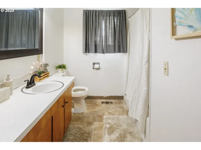 $495,000 | 645 South Main Street, Mount Angel, OR 97362