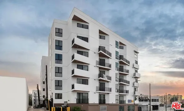 $1,750 | 825 South Coronado Street, Unit 305, Los Angeles, CA 90057