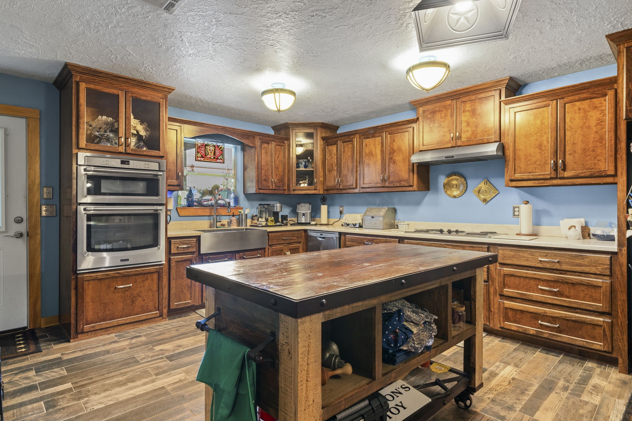 15610 Penick Road Waller, TX 77484 - Photo 30 of 49 a kitchen with a stove a sink and a refrigerator