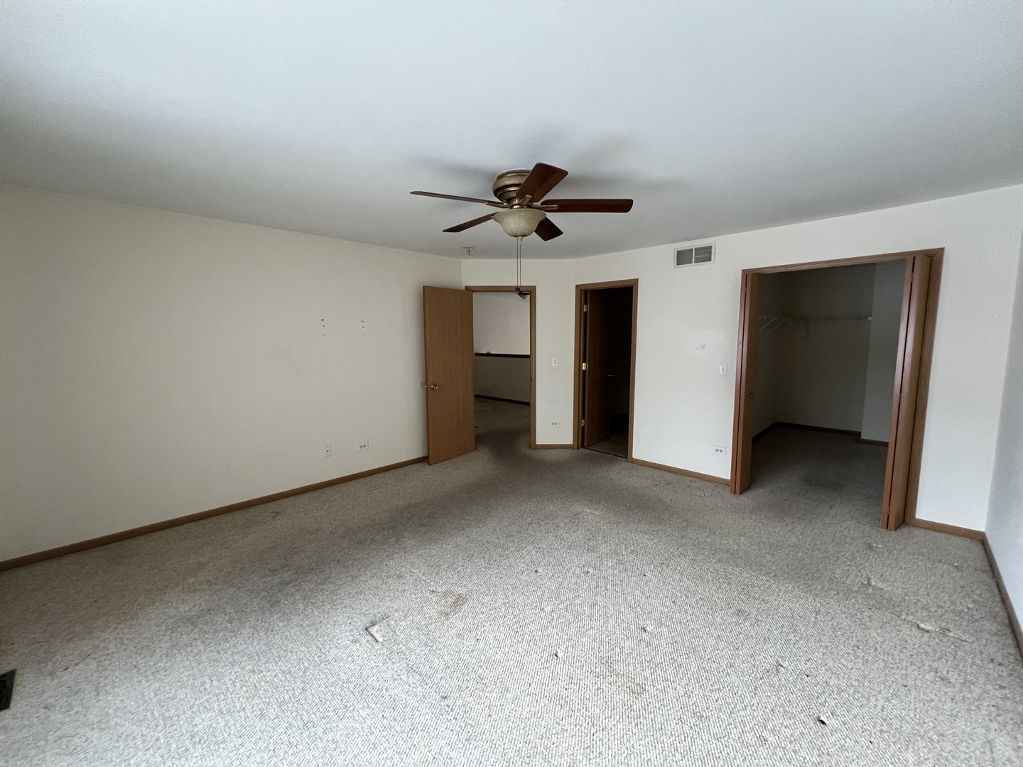 8256 Chestnut Court Frankfort, IL 60423 - Photo 13 of 22 a view of a livingroom with a ceiling fan