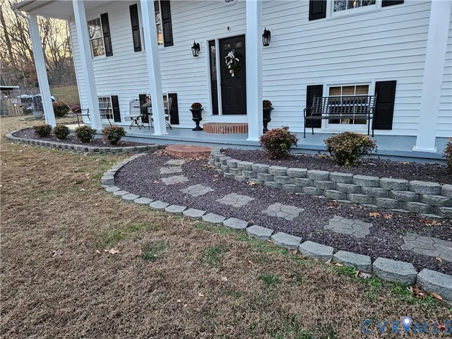 a view of a house with backyard and porch